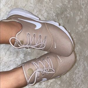 Neutral women’s Nike presto fly